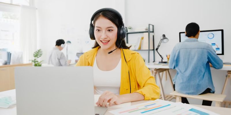 Liên hệ qua hotline là một trong những hình thức nhanh chóng nhất